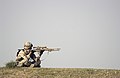 Een sluipschutters zoekt de horizon af tijdens een patrouille bij Mozul, Irak