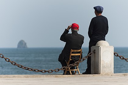 Dalian, Liaoning, China: Dois idosos chineses aproveitam a vista do mar na Baía Xinghai. (definição 4 272 × 2 848)