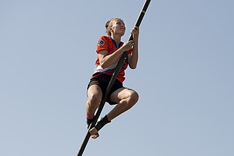 Lizanne Schilt klimt omhoog in de polsstok op het Nederlands Kampioenschap in 2019 (Zegveld)