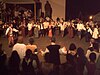 Danza folclórica en la plaza de la iglesia de Bretten