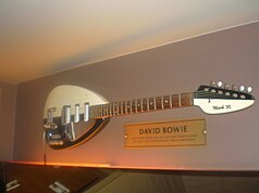 La guitarra de Bowie en el Hard Rock Café de Varsovia.