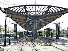 Pôle d'échanges de Denain (France), donnant une correspondance entre le tramway et les bus urbains ou régionaux, qui peuvent stationner autour de la station de tramway