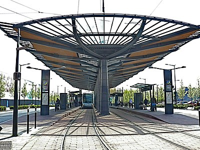 Pôle d'échange de Denain (France), donnant une correspondance entre le tramway et les bus urbains ou régionaux, qui peuvent stationner autour de la station de tramway