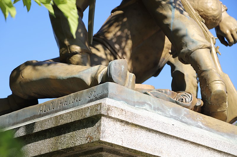 File:Denkmal 1870 in Blois Frankreich von Halou, Signatur.jpg