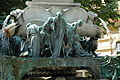 Rzeźby na podstawie fontanny