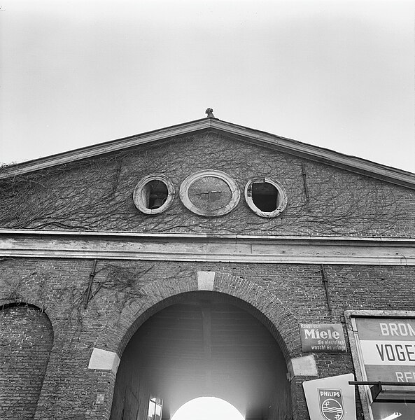 File:Detail van poort van het gebouw - Honselersdijk - 20114494 - RCE.jpg