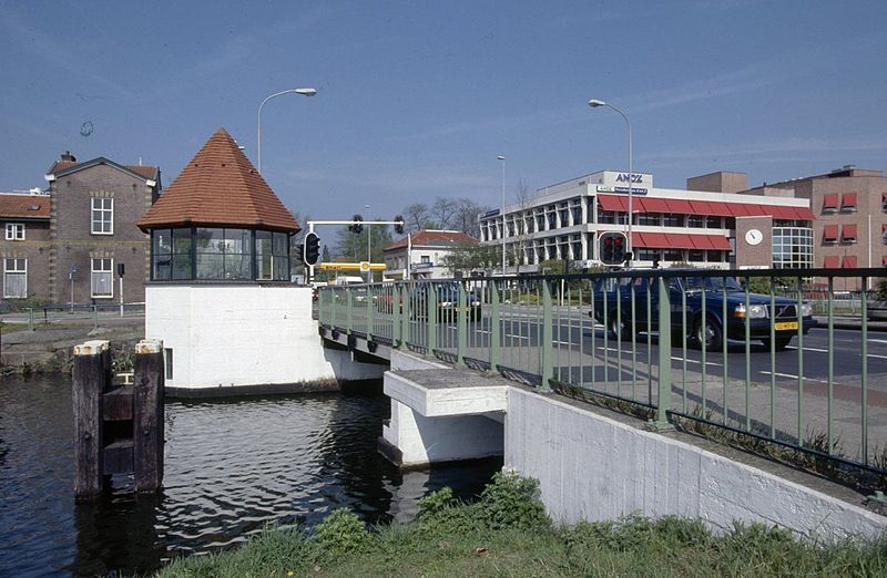 File:Deventerbrug met bedieningshuisje - Apeldoorn - 20360242 - RCE.jpg