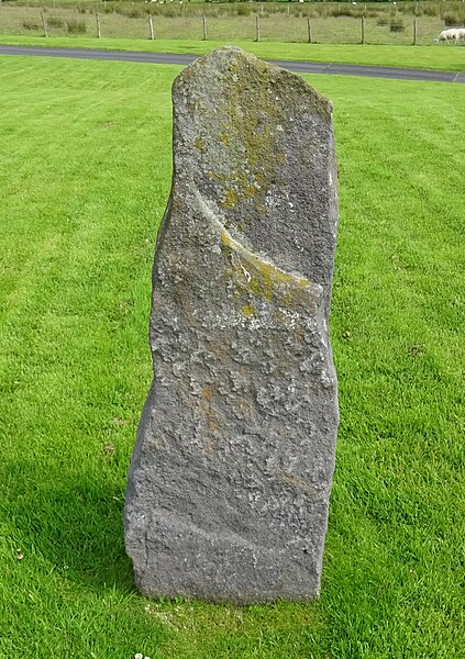 File:Draffen Stone, Standing Stone, Stewarton, East Ayrshire. East face.jpg