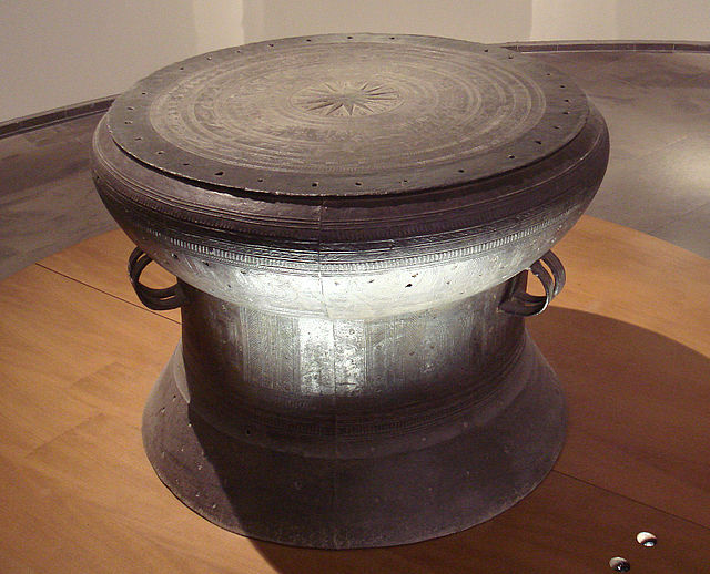 A Đông Sơn bronze drum, c. 800 BC