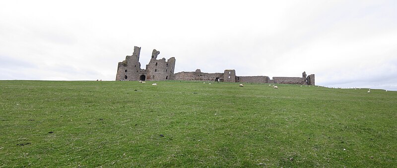 File:Dunstanburgh Castle panorama with sheep (27425335870).jpg