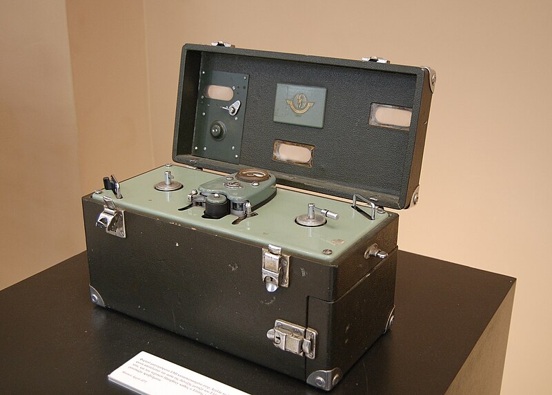 File:EMI portable reel-to-reel tape recorder.JPG