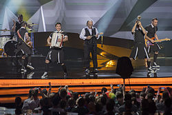 Агафонас Іаковідіс та гурт Koza Mostra під час виступу у 2-му півфіналі Євробачення 2013