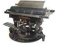 A・B・ディック社が1888年に特許を買い取って開発した「タイプライター用原紙」の関連商品として発売したエジソン＝ミメオグラフタイプライター1型（1892年発売）