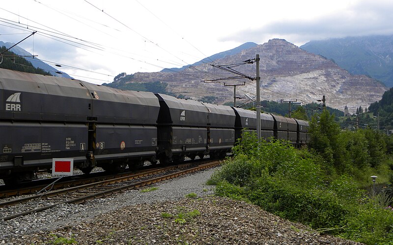 File:Eisenerz - Erz rollt über Stahl.jpg