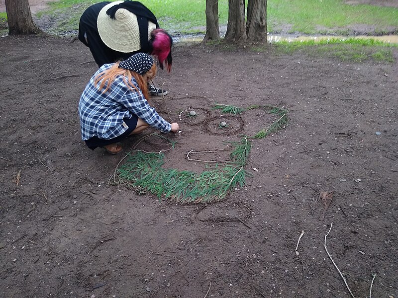 File:Ejercicio Land Art en el Sabinal 2.jpg