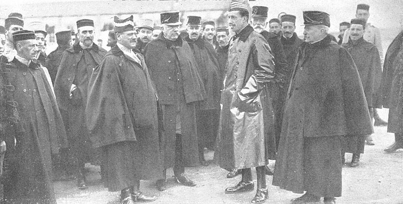 File:El rey en el campamento de los Alijares de Toledo con el general Aznar y otros, de Campúa, Mundo Gráfico, 13-05-1914 (cropped).jpg