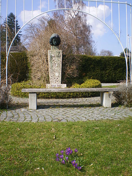 File:Elly Ney Denkmal01.JPG