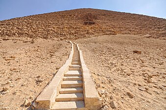 De ingang van de piramide