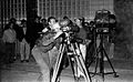 Rodando una escena noctorna, en la puerta del Club Social de Pasto, en la Plaza de Nariño, para la película Chambú. En la cámara, Eduardo Botello, director de fotografía y detrás de él, Alejandro Kerk, director de la película.