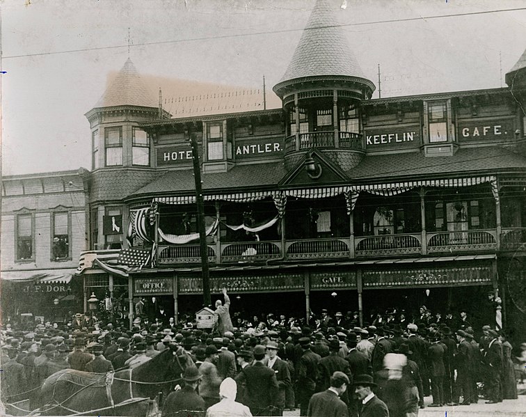 File:Eugene V. Debs speaking to an audience outside of the Hotel Antler & Keeflin Cafe, 1908 (NBY 1466).jpg