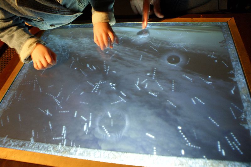 File:Exposition "Mécaniques poétiques" d'EZ3kiel - Table.jpg