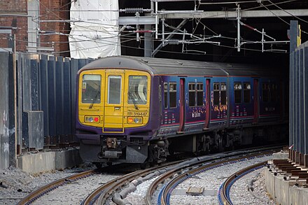 A Class 319 heads south from Farringdon. On the left is the blocked-off City Widened Line branch to Moorgate, closed as part of the Thameslink Programme.