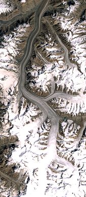 Vue aérienne du bassin collecteur du glacier Fedtchenko, le plus long du massif.
