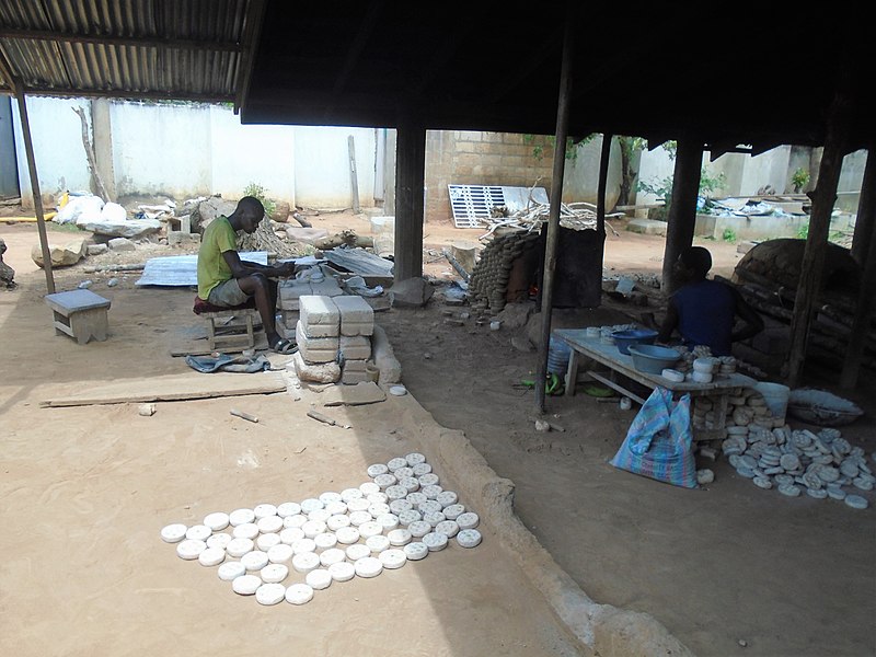 File:Fishmonger in Jamestown, Accra 02.jpg