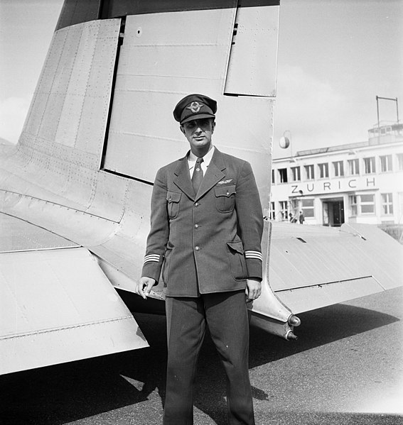 File:Flugkapitän Walter Ackermann (06).jpg