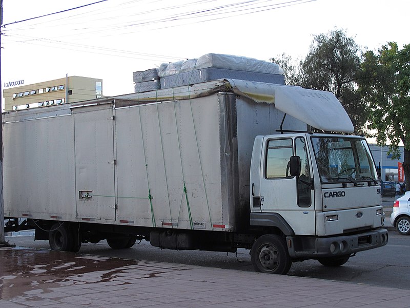 File:Ford Cargo 915 2006 (16158510187).jpg