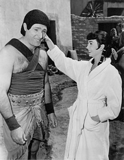 Fortune Gordien vuonna 1954 maskeerattuna elokuvaan Sinuhe, egyptiläinen, jossa hän näytteli Jean Simmonsin (oikealla) roolihahmon henkivartijaa.