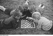 [1] deutsche Jungen beim Schachspiel