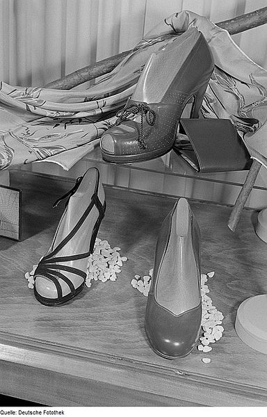 File:Fotothek df roe-neg 0006515 011 Damenschuhe, Eine Geldbörse sowie ein Halstuch in einer Glasvitrine, Herbstmesse.jpg