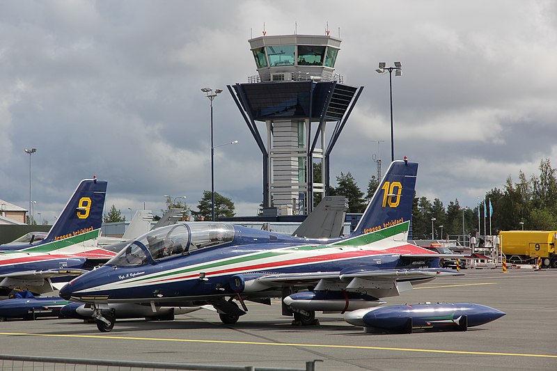 File:Frecce Tricolori Aermacchi MB-339 Tour de Sky 2014-08-10 04.JPG