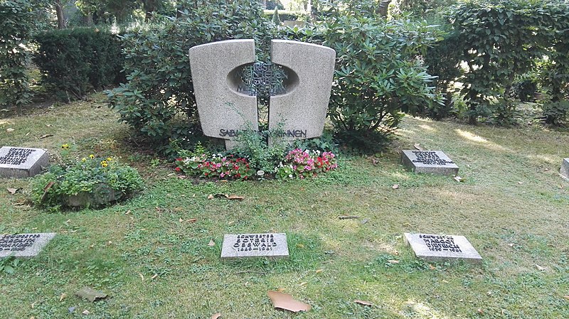 File:Friedhof Reinickendorf hedwigsfriedhof 2018-07-29 - 5.jpg