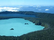 Les deux principaux lacs du Manaro Voui : le Voui, bleu clair, et le Lakua, bleu foncé, photographiés en 1995.