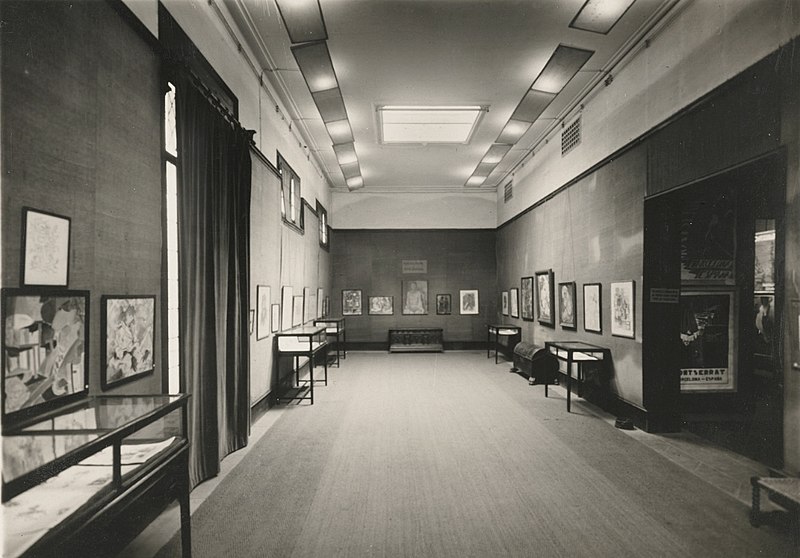 File:Galeries Dalmau, during an exhibition of Rafael Barradas, Passeig de Gràcia, Barcelona, 1925-26.jpg