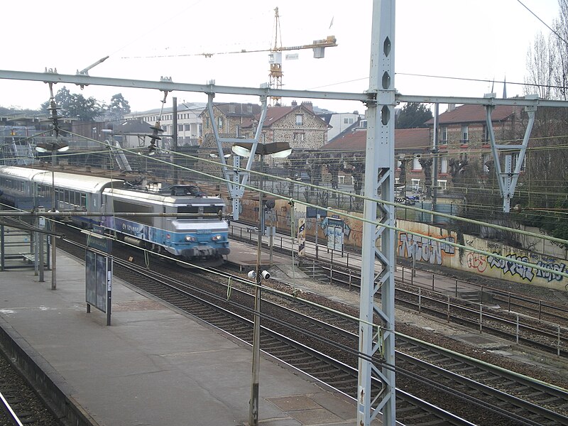 File:Gare Viroflay RG - mars 2013 - Vue depuis la passerelle ouest.JPG