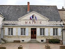 Vue de la façade d'un bâtiment public.Drapeaux français et européen, inscription « Mairie » au fronton