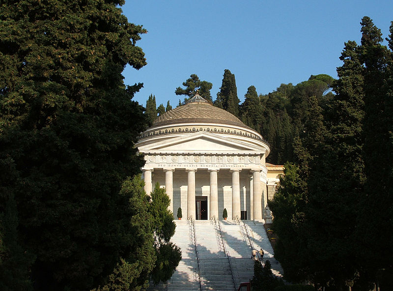 صورة:Genova - Cimitero di Staglieno - Pantheon-2.JPG