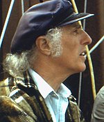 Gilles Vigneault à Natashquan à bord du Chantauvent, voilier de l'expédition de Pierre-Olivier Combelles dans le sillage de John James Audubon dans le golfe du Saint-Laurent (1989).