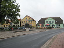 Alte Häuser im Ortskern von Gingst, Vordergrund Branddenkmal von 1950