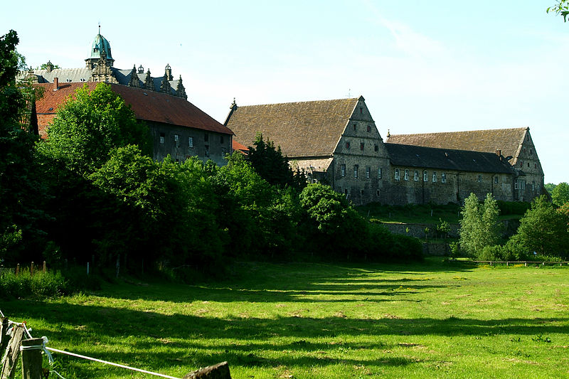 File:Gutsanlage von Schloss Hämelschenburg gesehen nachmittags von der Brückenstraße an den Weiden an der Emmer.jpg