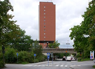 Höghuset vid Hässelby torg, i augusti 2010.