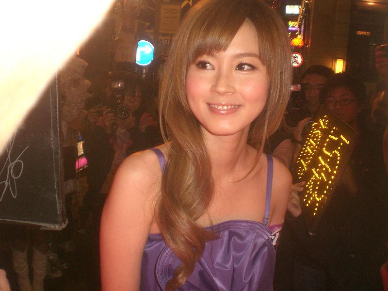 File:HK Central night LKF 藝人 傅穎 Theresa Fu Wing at work with fans Eclipse 04.JPG
