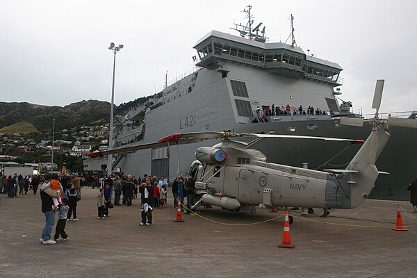 HMNZS Canterbury in 2007 with a SH-2G of No. 6 Sqn.