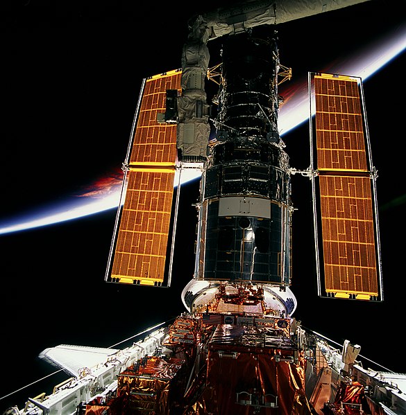 File:HST, full length views of telescope in payload bay after capture and berthing (27873657200).jpg