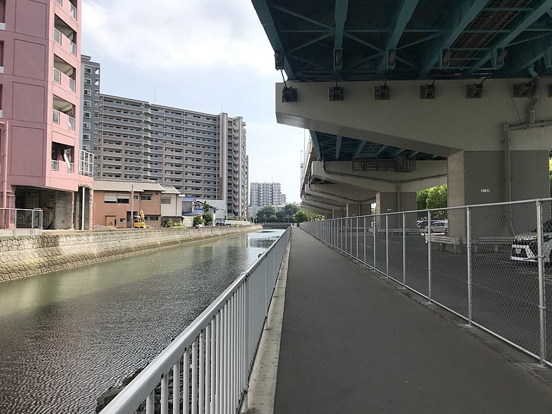 File:Hamaogawa River and Fukuoka Expressway Kashii Route.jpg