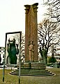 Das Gefallenendenkmal für die Soldaten des Infanterie-Regiments 31 steht vor der St.-Johannis-Kirche.