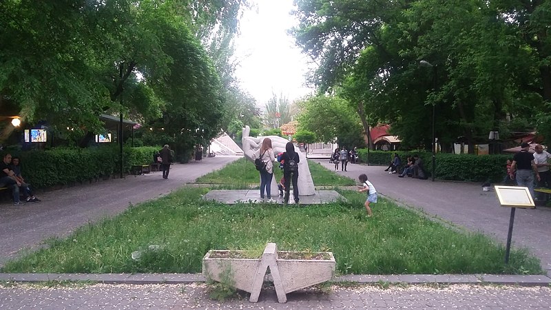 File:Hands of Friendship, Yerevan 02.jpg